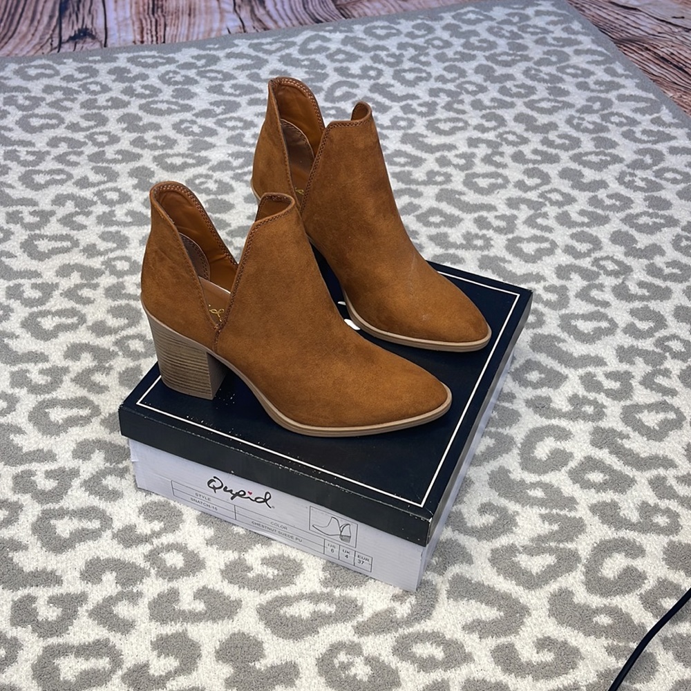 ๐Womens Snatch Chestnut Booties๐ - Picture 2 of 8